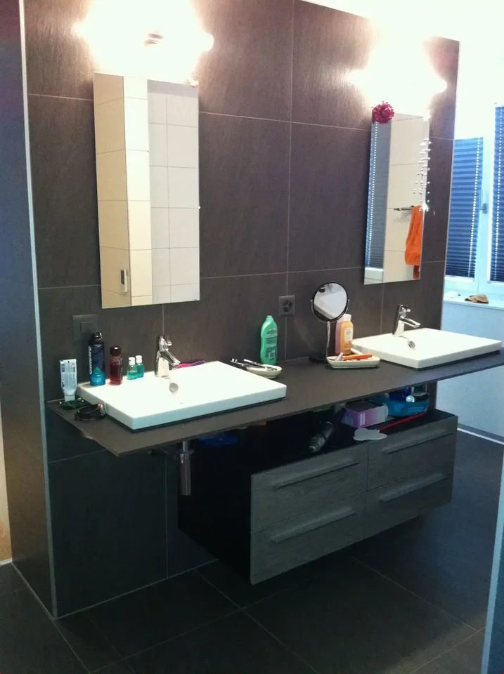 Appartement au rez-de-chaussée fraîchement rénové, deux salles de bains et maison rustique charmante