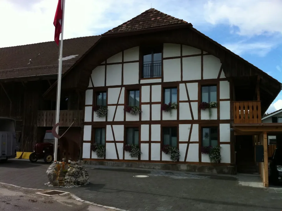 Appartement au rez-de-chaussée fraîchement rénové, deux salles de bains et maison rustique charmante