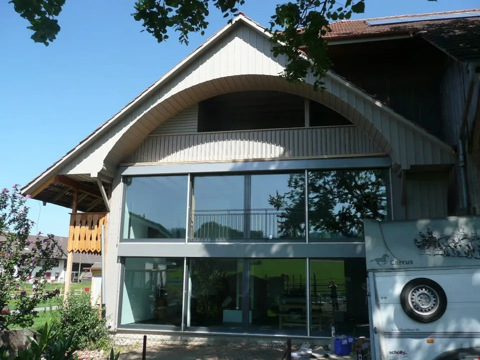 Appartement au rez-de-chaussée fraîchement rénové, deux salles de bains et maison rustique charmante