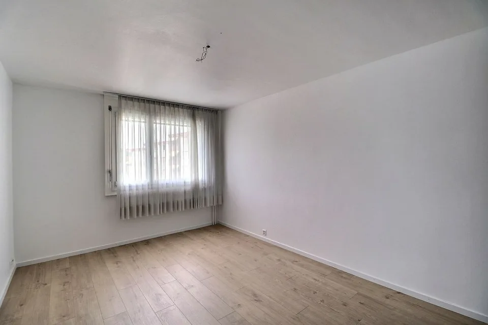 OPPORTUNITE: APPARTEMENT DE 4,5 PIECES LIBRE DE SUITE AVEC ARRETS DE BUS A PROXIMITE – photo 9 sur 13