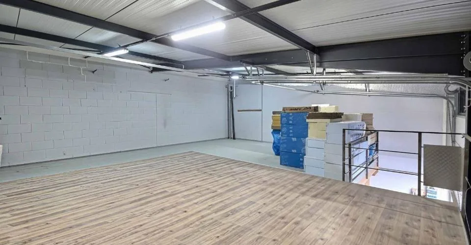 Zu vermieten – Doppelbox mit Mezzanin und privatem Außenbereich – Foto 7 von 7