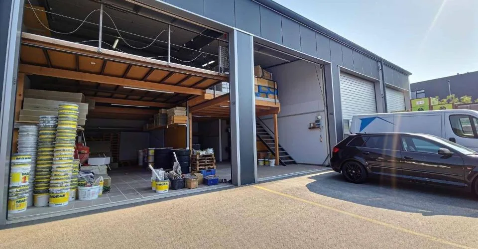 Zu vermieten – Doppelbox mit Mezzanin und privatem Außenbereich – Foto 3 von 7
