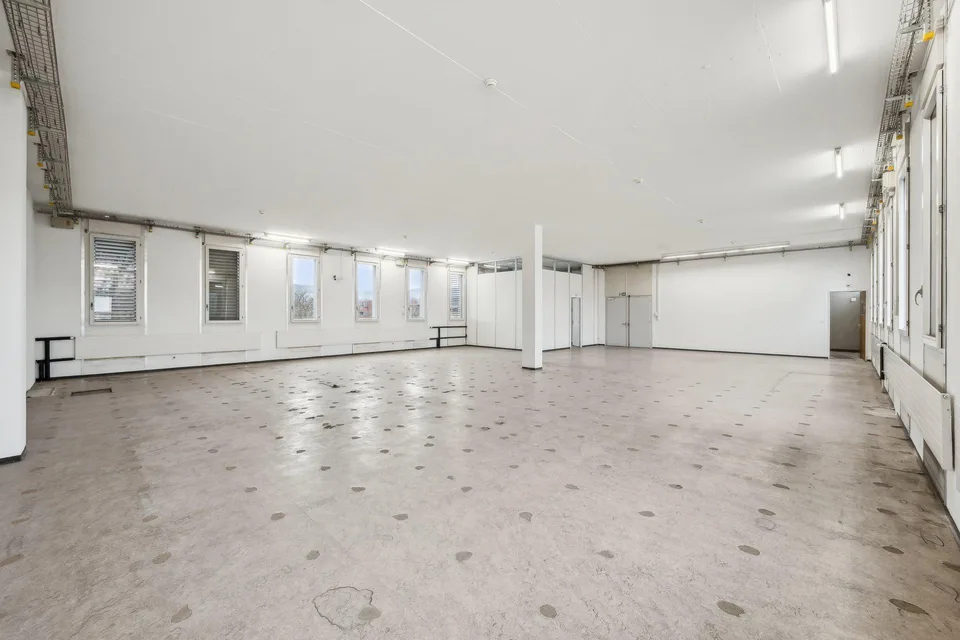 Mehr Platz für Ihr Business: 305 m² Lagerfläche mit Warenlift – Foto 7 von 8