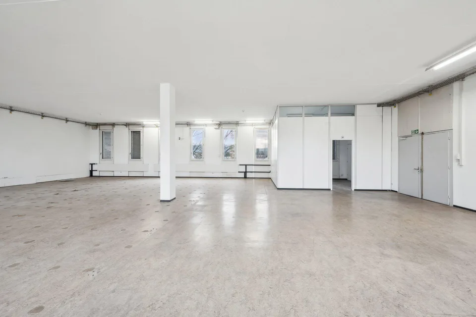 Mehr Platz für Ihr Business: 305 m² Lagerfläche mit Warenlift – Foto 6 von 8