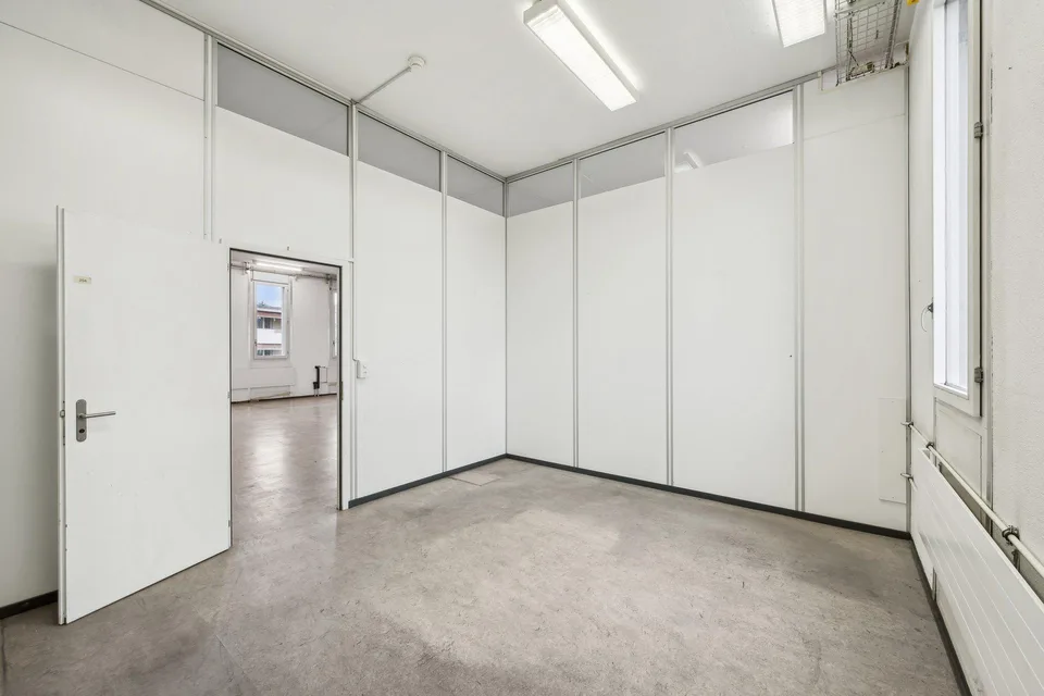 Mehr Platz für Ihr Business: 305 m² Lagerfläche mit Warenlift – Foto 3 von 8