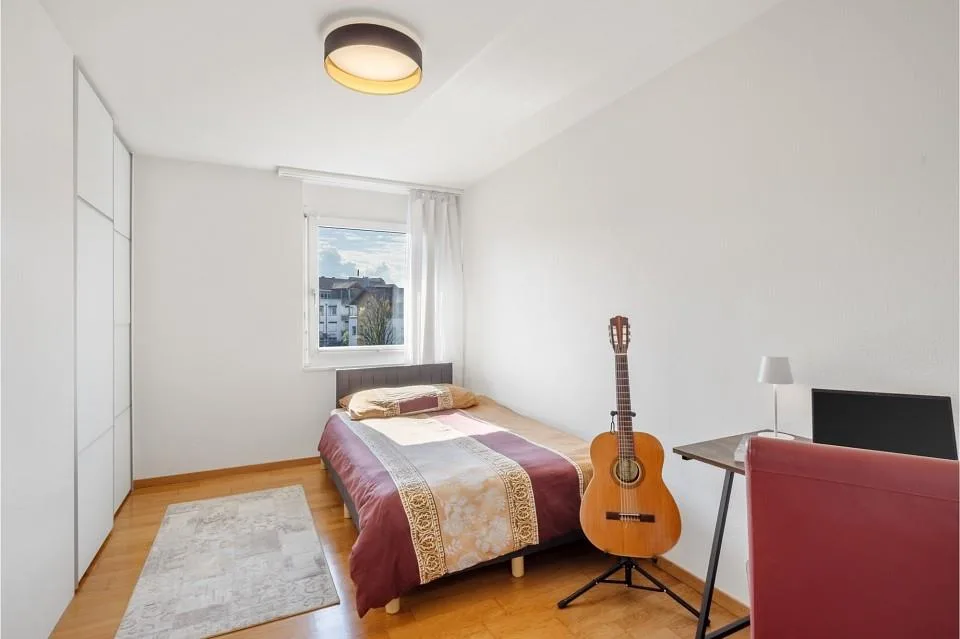 Traumhafte 4.5-Zimmer-Maisonette-Wohnung mit Terrasse, Bergblick und Hobbyraum in Holzhäusern – Foto 6 von 6