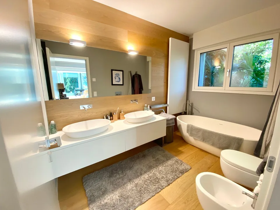 Stilvolle Villa mit privatem Spa & Pool mit Blick auf den See – Foto 9 von 17