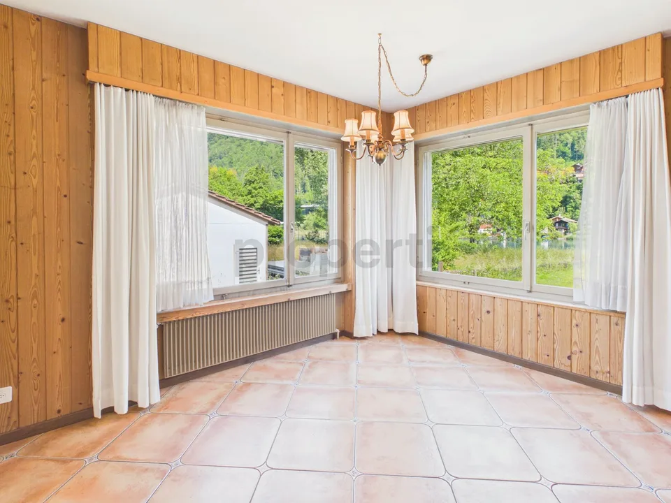 Ampia casa unifamiliare di 6,5 locali con giardino in una posizione unica sull'Aare a Interlaken – foto 5 di 27