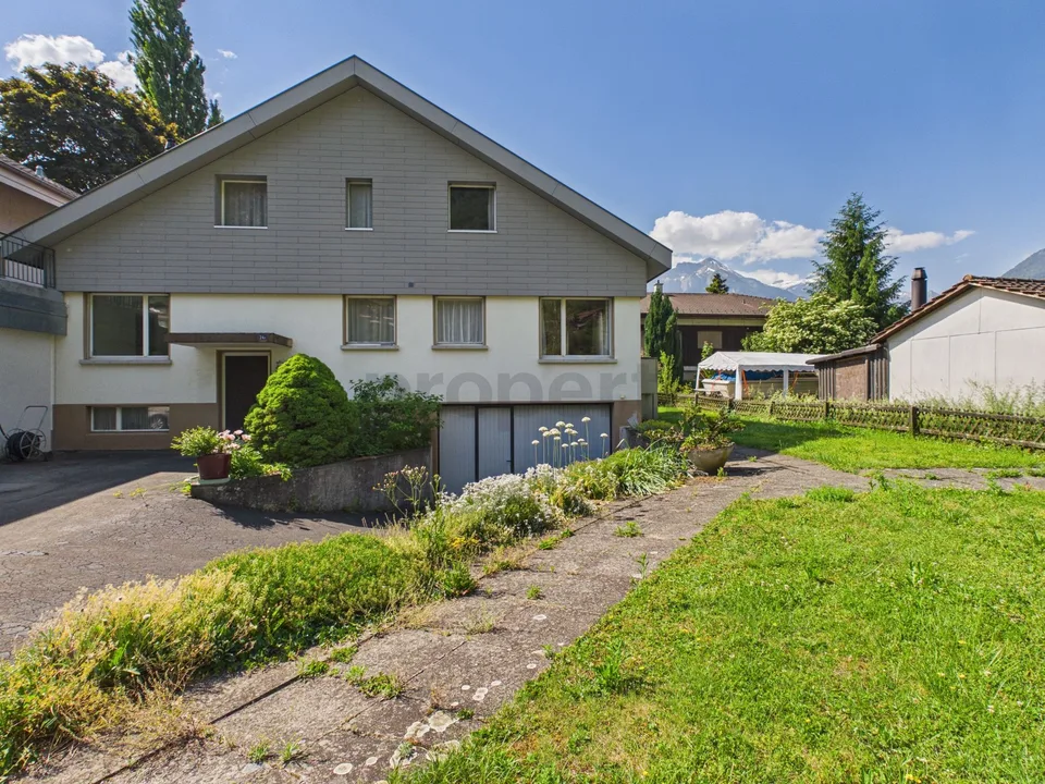 Ampia casa unifamiliare di 6,5 locali con giardino in una posizione unica sull'Aare a Interlaken – foto 1 di 27
