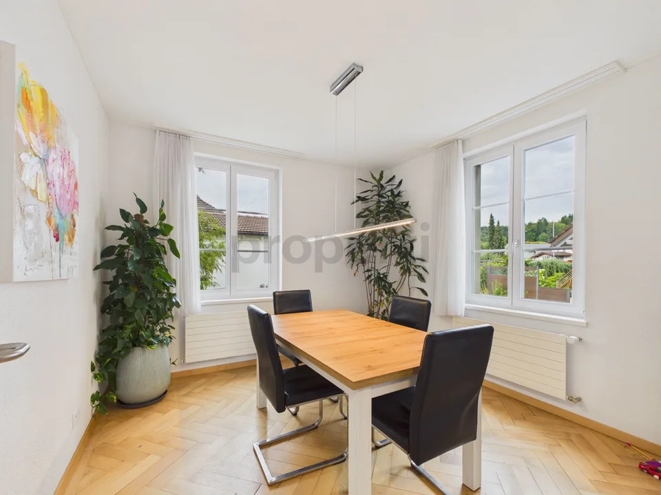 Rénovation de base 2015, beaucoup d'espace pour toute la famille et jardin ensoleillé avec pergola