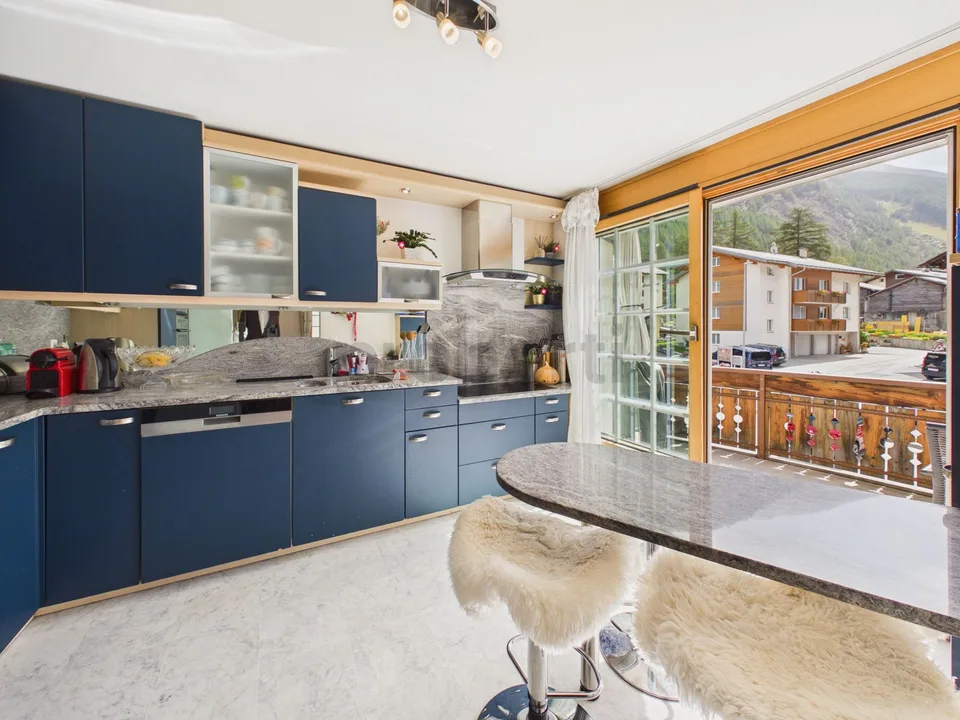 Doppelgarage plus 3 Aussenparkplätze, gemütlicher Kamin und fantastisches Bergpanorama – Foto 5 von 30