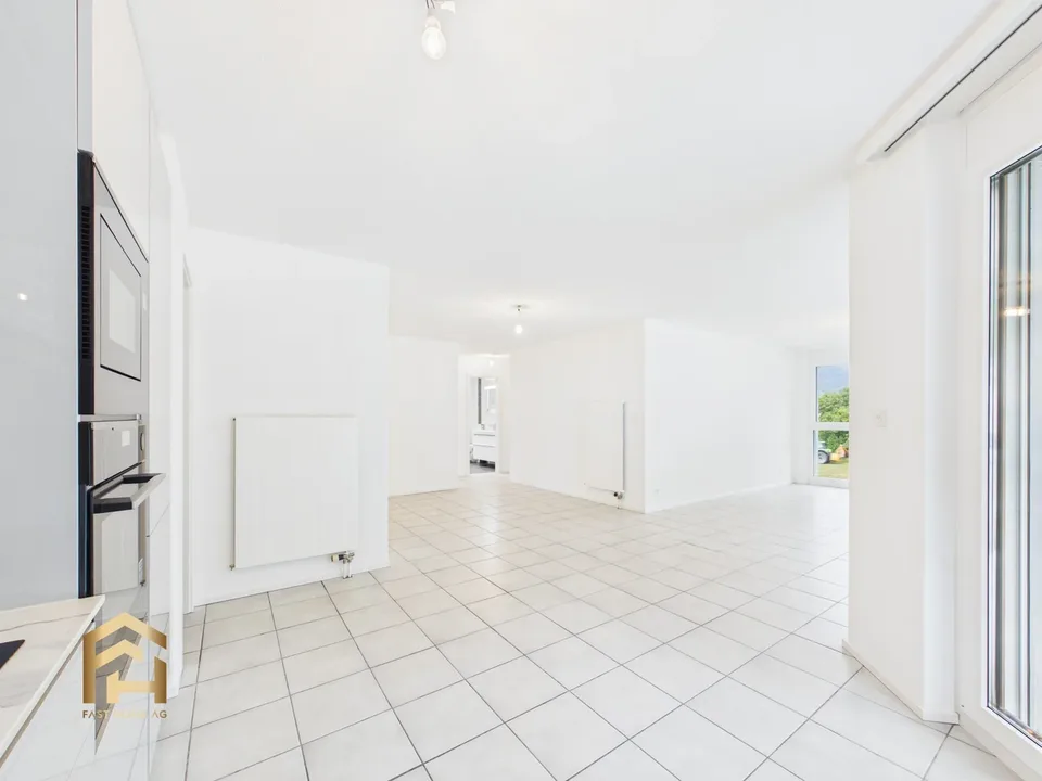 Helle 4.5 ZWG mit grossem Balkon, Bergblick und Garten – Foto 3 von 13