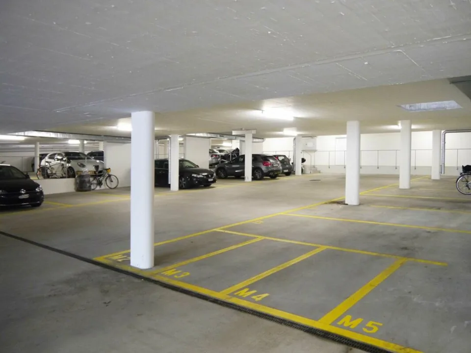 Places de stationnement avec et sans station de recharge E dans un garage souterrain lumineux à Abtwil à louer – photo 3 sur 3
