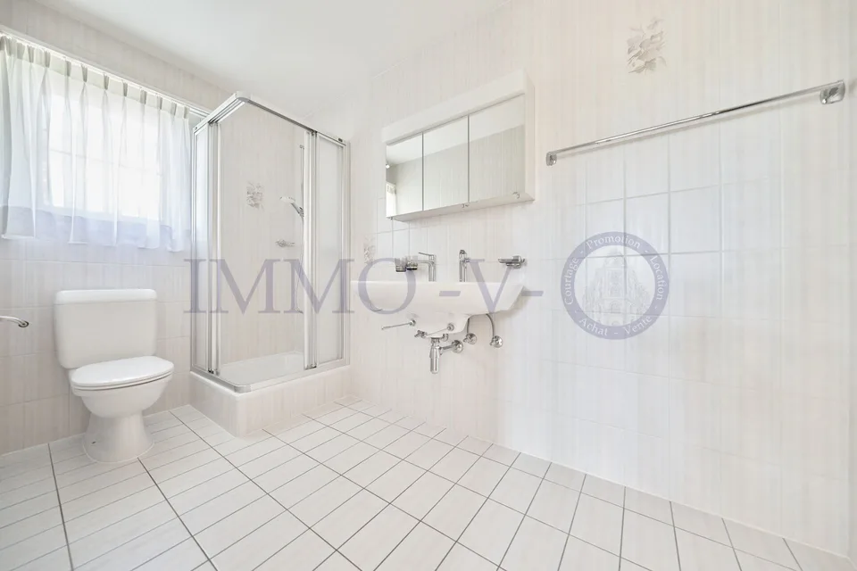 SPACIOUS HIGH-QUALITY VILLA WITH LARGE GARDEN AND SWIMMING POOL