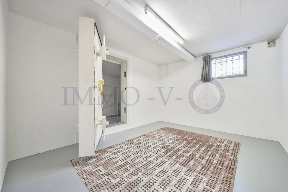 SPACIOUS HIGH-QUALITY VILLA WITH LARGE GARDEN AND SWIMMING POOL