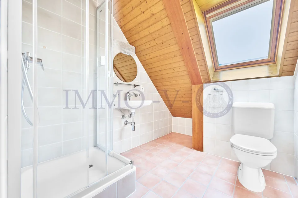 SPACIOUS HIGH-QUALITY VILLA WITH LARGE GARDEN AND SWIMMING POOL