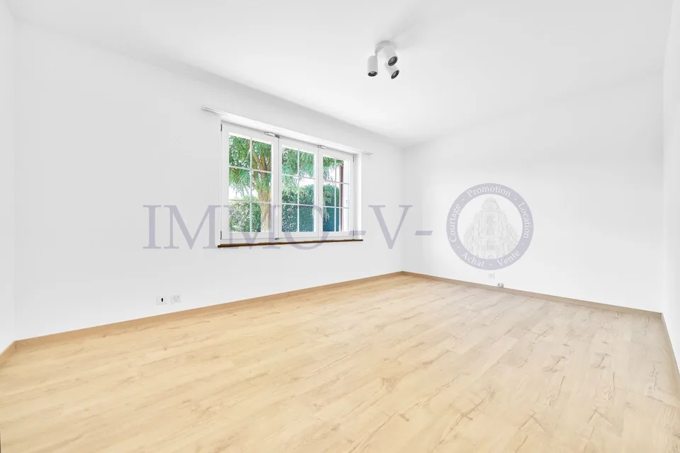 SPACIOUS HIGH-QUALITY VILLA WITH LARGE GARDEN AND SWIMMING POOL