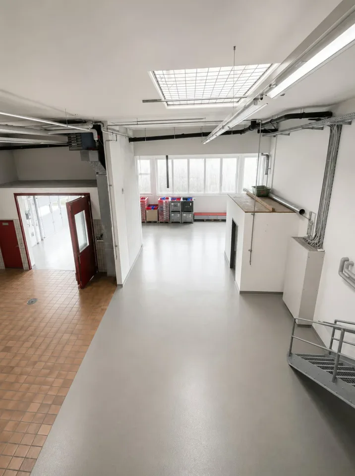 Espace d'entrepôt/production avec plateforme de stockage et grande porte dans un emplacement central – photo 6 sur 10