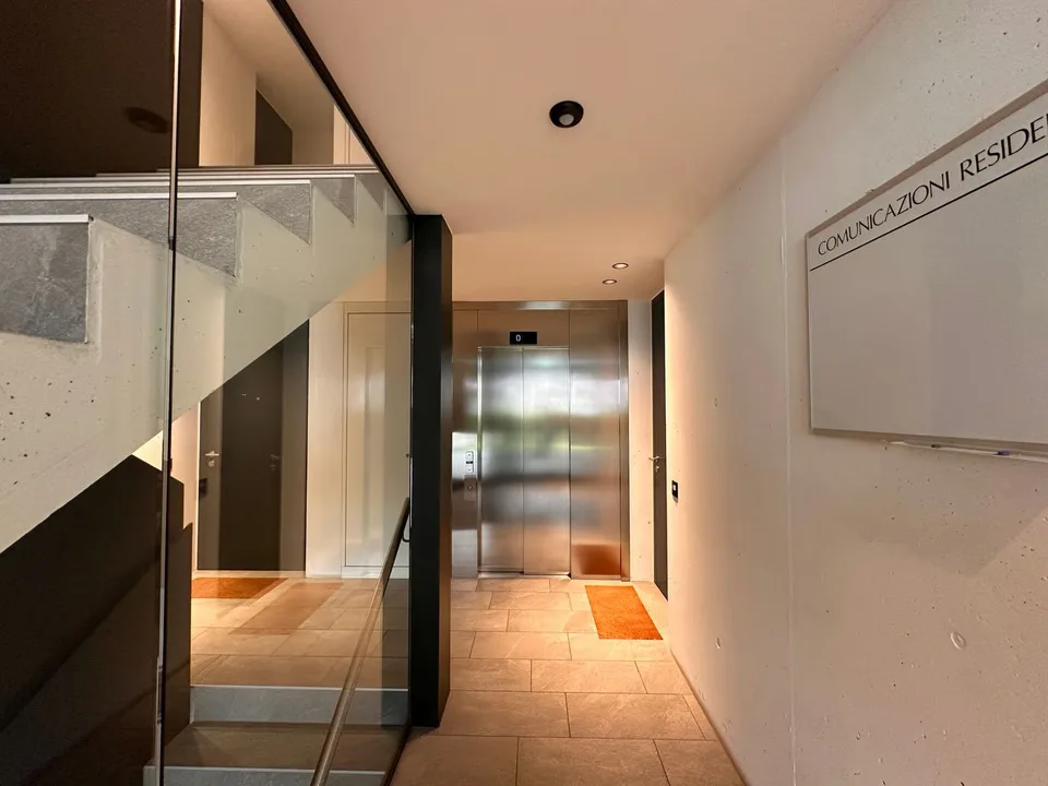 Attico moderno con terrazza di 40 m² e vista panoramica su Locarno – foto 3 di 26