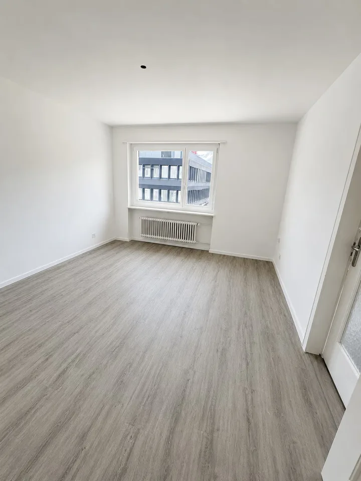 Appartamento di 4 locali con balcone / 4° piano con ascensore – foto 7 di 9