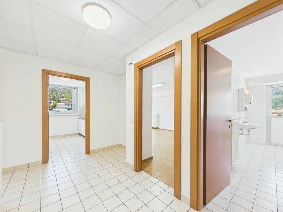 Como third floor office with private bathrooms and kitchen – photo 6 of 10