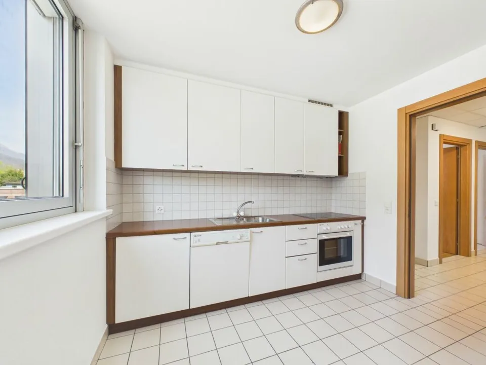 Como third floor office with private bathrooms and kitchen – photo 9 of 10