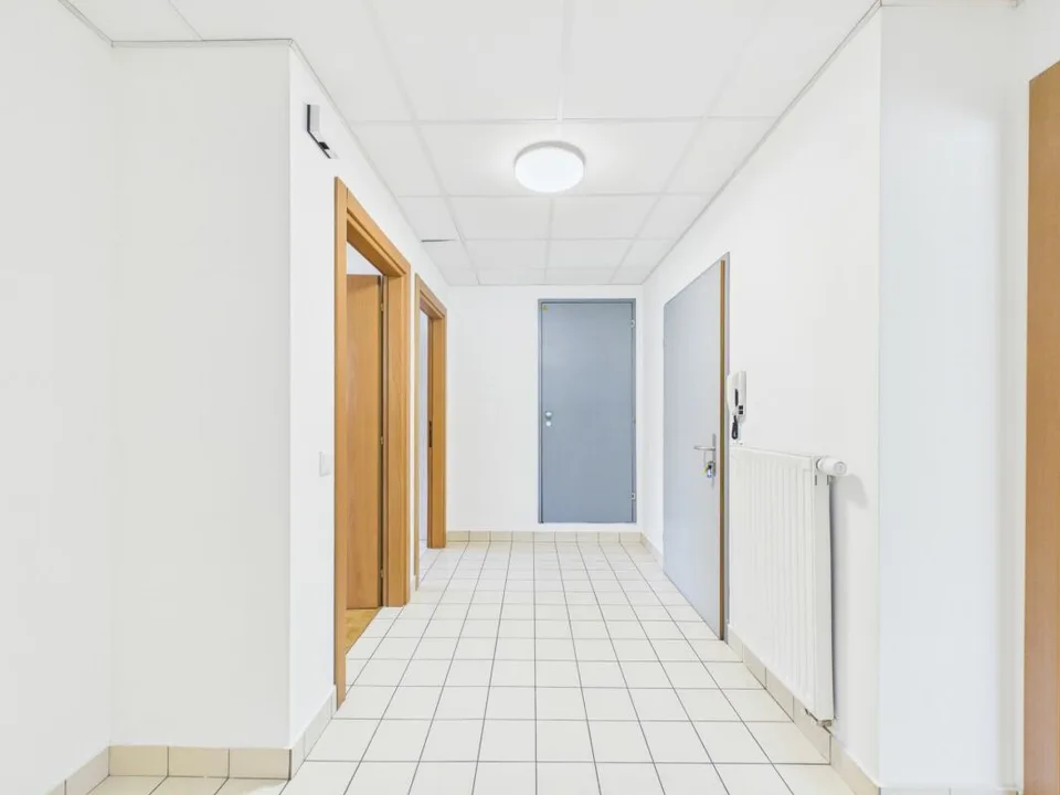 Como third floor office with private bathrooms and kitchen – photo 7 of 10