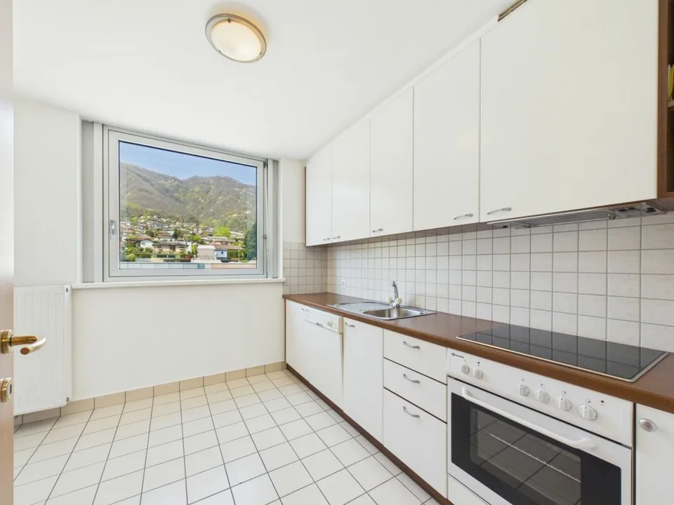 Como third floor office with private bathrooms and kitchen – photo 8 of 10