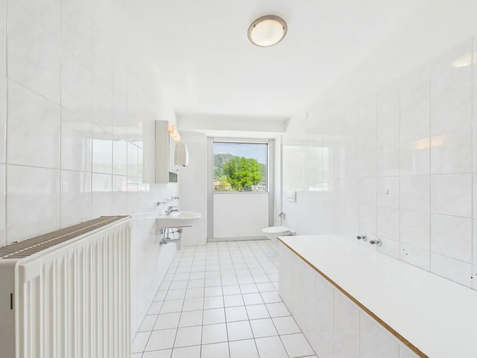 Como third floor office with private bathrooms and kitchen – photo 10 of 10