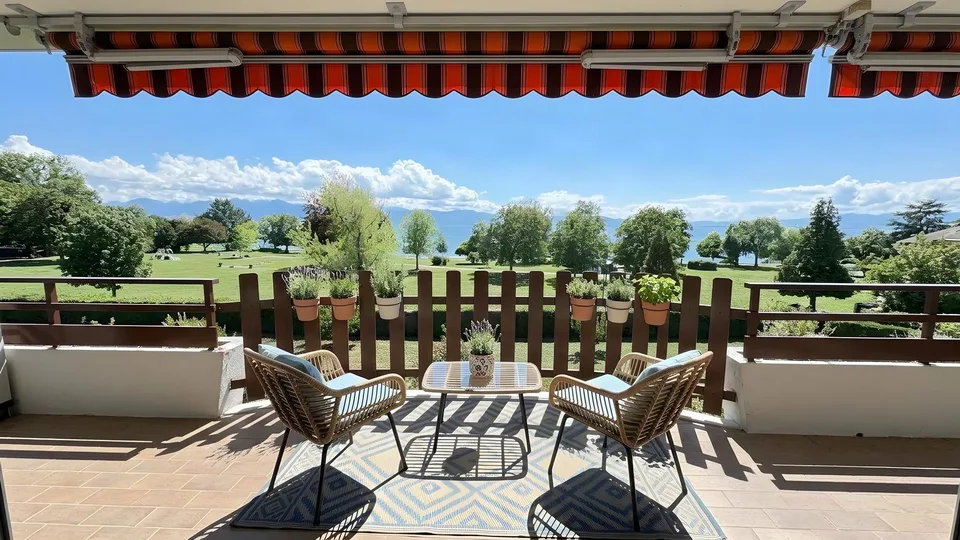 Raro a Rolle - Elegante appartamento di 4.5 locali in prima linea sul lago, vista panoramica