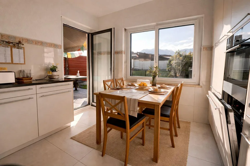 Casa bifamiliare con charme, luce e giardino – foto 3 di 21