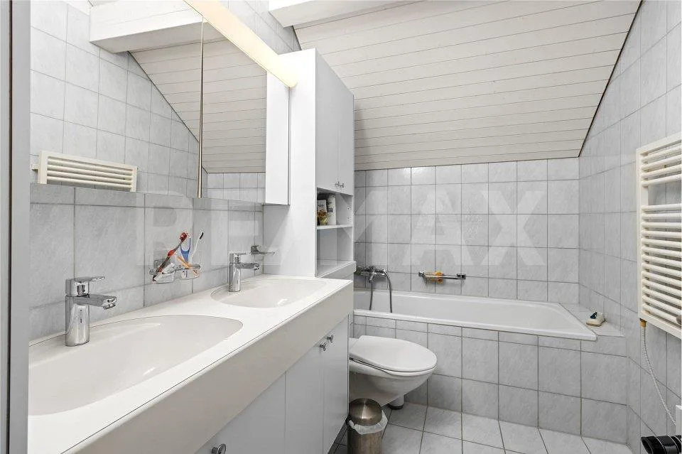 Grosszügige 4½-Zimmer Dachwohnung Licht, Weitsicht und Stil – Foto 3 von 13