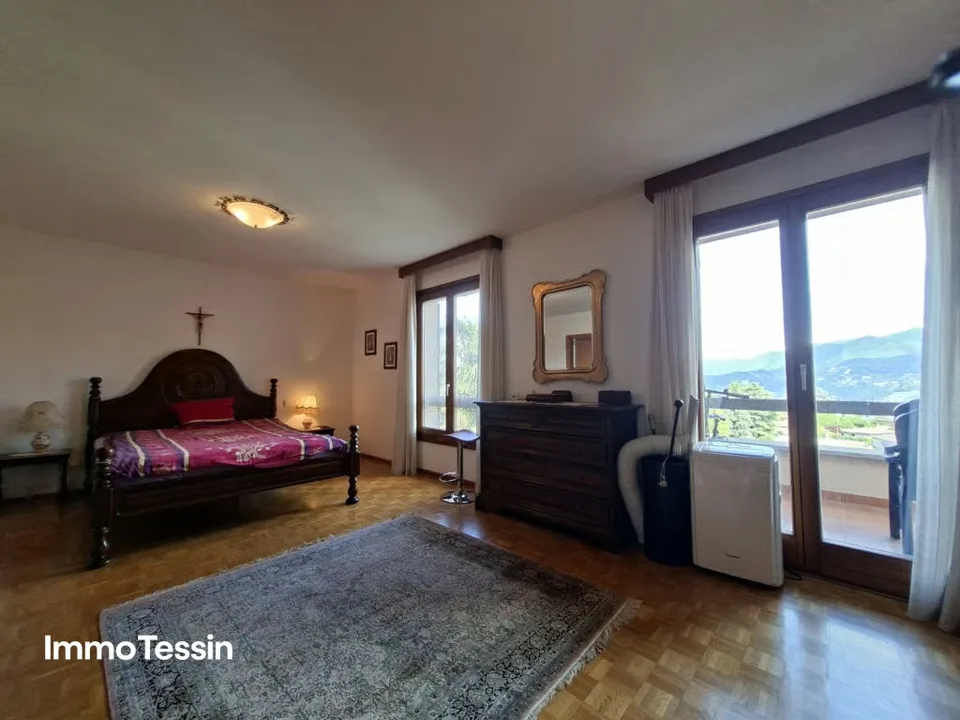 Casa spaziosa e bella in una posizione tranquilla e soleggiata con giardino, terrazze e parcheggi vicino a Lugano – foto 11 di 13