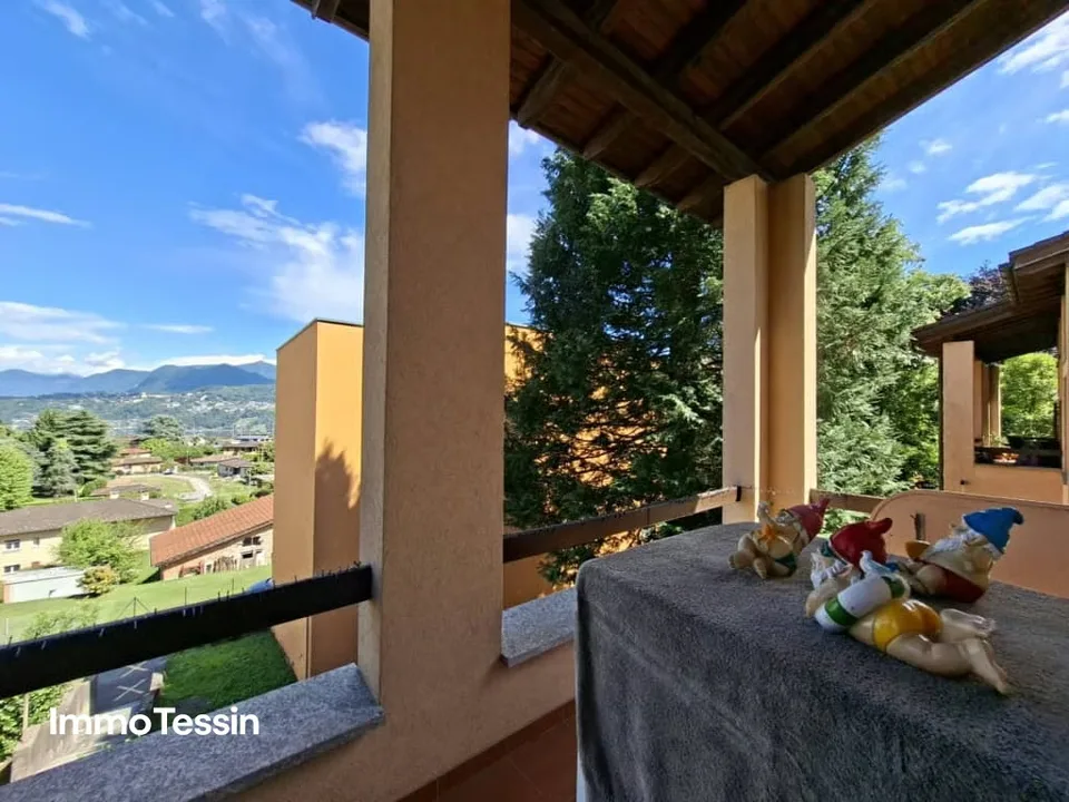 Casa spaziosa e bella in una posizione tranquilla e soleggiata con giardino, terrazze e parcheggi vicino a Lugano – foto 2 di 13