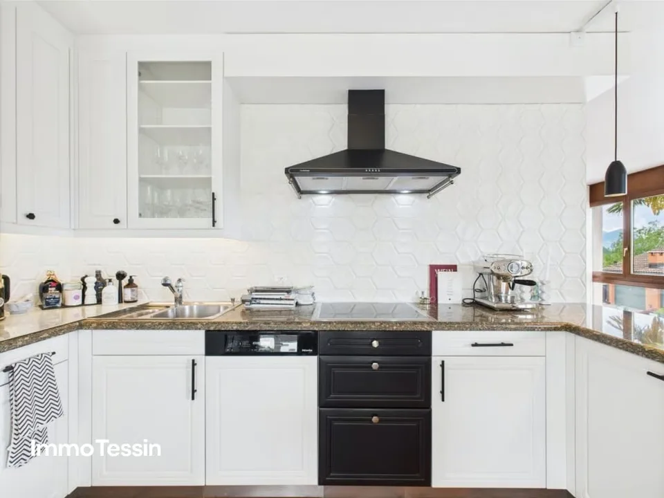 SECONDA CASA: Villa spaziosa con vista mozzafiato sul lago, posizione tranquilla e vicinanza al campo da golf di Lugano-Magliaso – foto 10 di 13