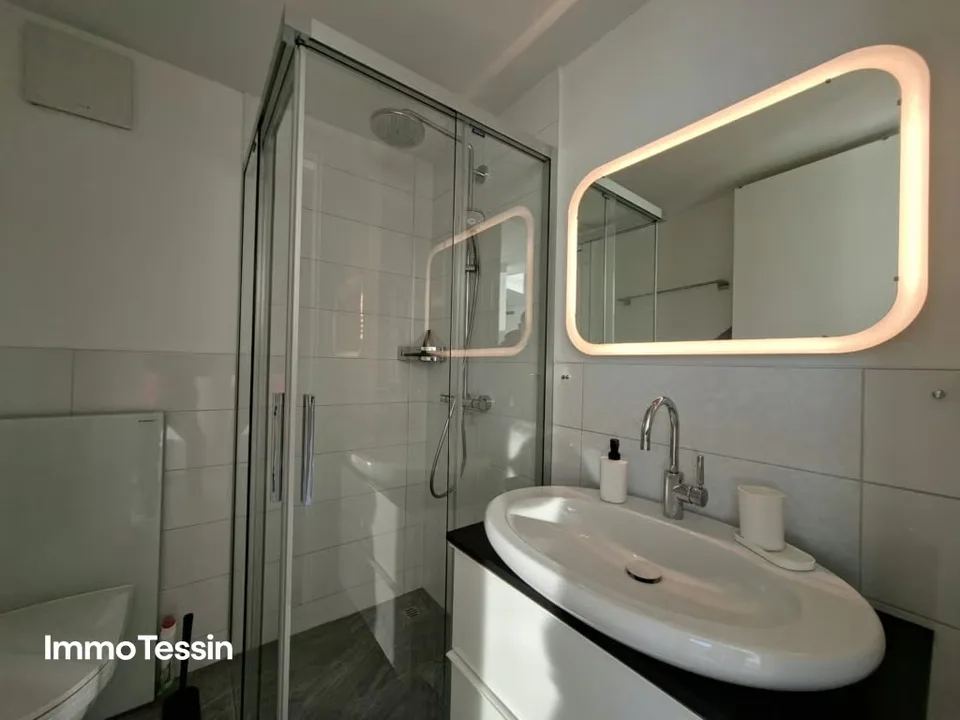 OPPORTUNITÀ: Elegante e lussuosamente ristrutturato edificio multifamiliare con 3 appartamenti in una posizione panoramica soleggiata e tranquilla – foto 12 di 13