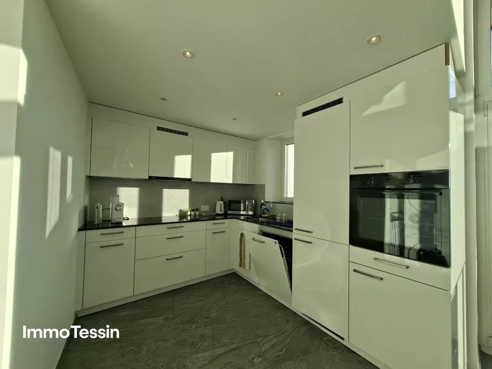 OPPORTUNITÀ: Elegante e lussuosamente ristrutturato edificio multifamiliare con 3 appartamenti in una posizione panoramica soleggiata e tranquilla – foto 6 di 13