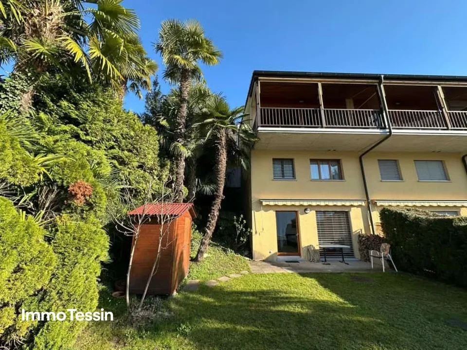 House with breathtaking 180-degree panoramic lake view of Lake Maggiore, terrace, garden, and direct access – photo 5 of 13