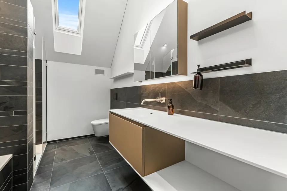 Dachwohnung mit Charakter - 4.5-Zimmer, 152m² Wohnfläche, Raumhöhen >6m und Weitsicht – Foto 5 von 7