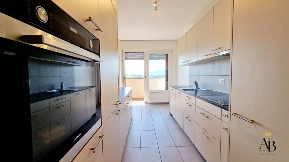 Lussuoso Appartamento con Vista Lago, Elegante Residenza con Piscina Coperta & Jacuzzi – foto 2 di 11