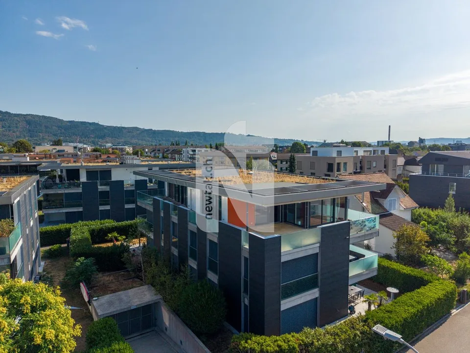 Esclusivo attico con accesso diretto tramite ascensore, ampia terrazza, vista mozzafiato e due posti auto sotterranei – foto 13 di 13