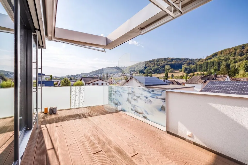 Esclusivo attico con accesso diretto tramite ascensore, ampia terrazza, vista mozzafiato e due posti auto sotterranei – foto 2 di 13