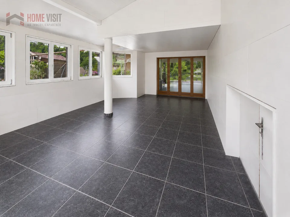 Spacious 3.5-room garden apartment with winter garden & fireplace