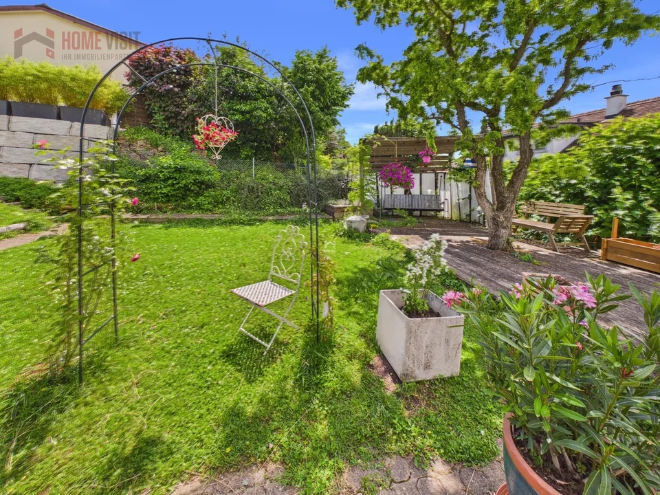 Spacious 3.5-room garden apartment with winter garden & fireplace