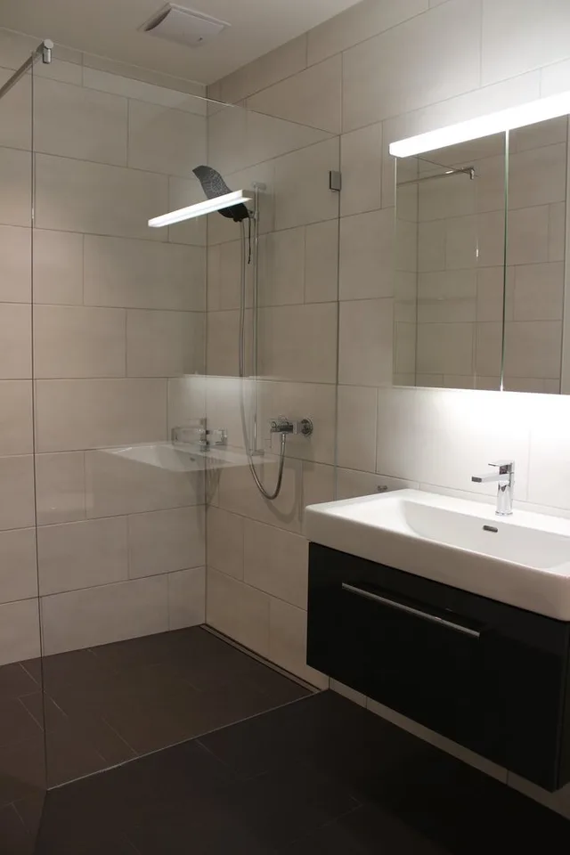 Moderne und zentral gelegene 2.5-Zimmer-Wohnung mit Loggia