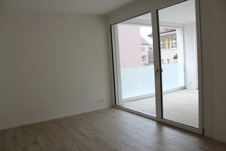 Moderne und zentral gelegene 2.5-Zimmer-Wohnung mit Loggia
