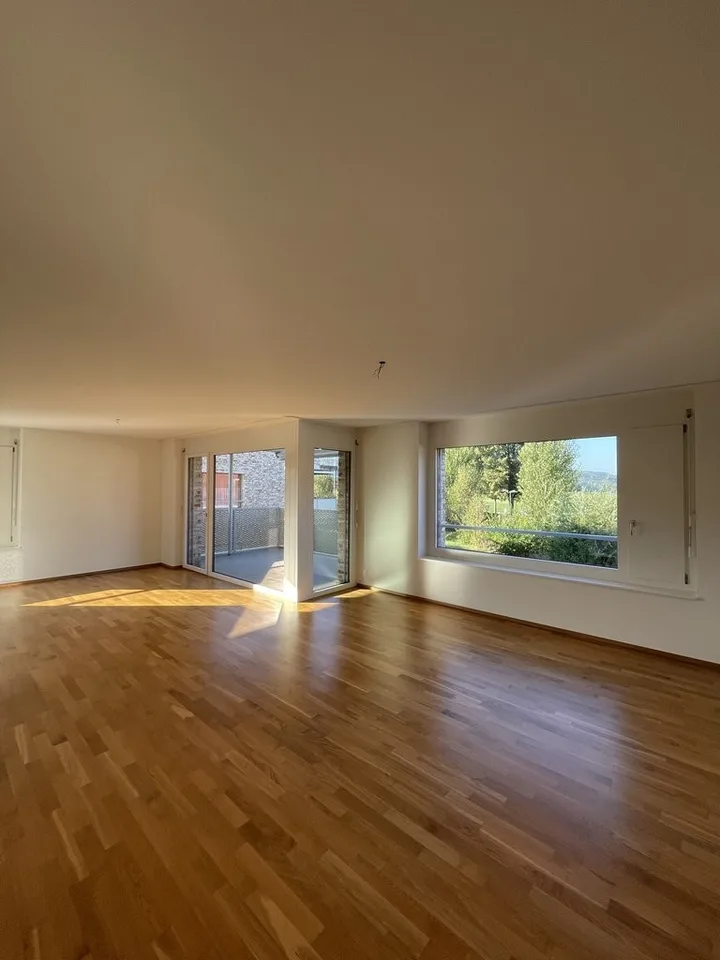 Modern and Central: 4.5 Room Apartment in the Green