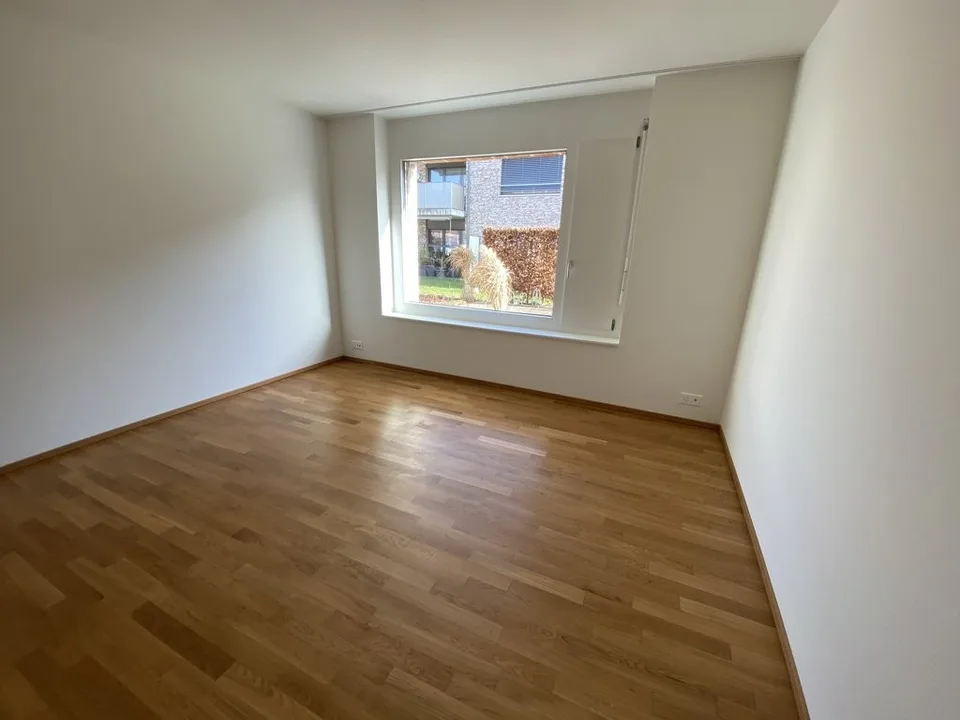 Modern and Central: 4.5 Room Apartment in the Green