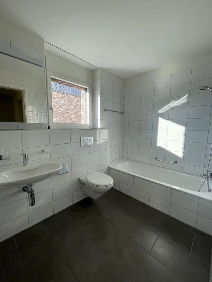 Modern and Central: 4.5 Room Apartment in the Green