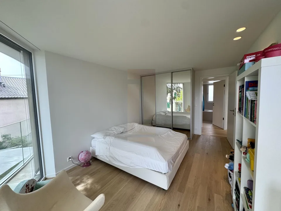 Schöne moderne Villa mit Garten